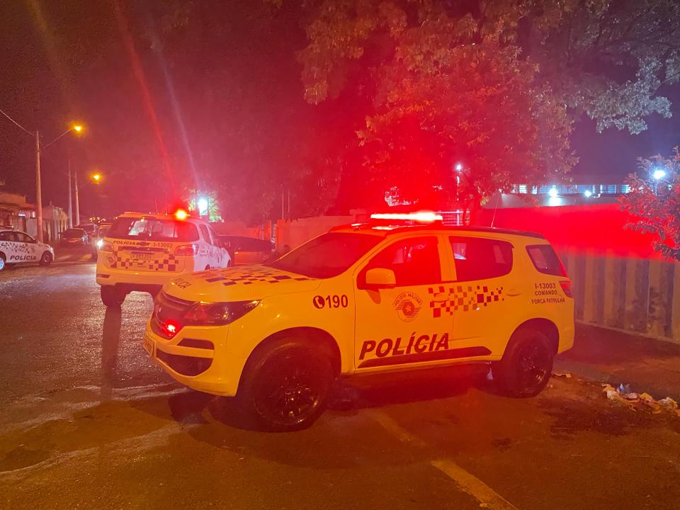 Foto 3 de 3 — Homem morre em confronto com a polícia dentro de escola de Américo Brasiliense